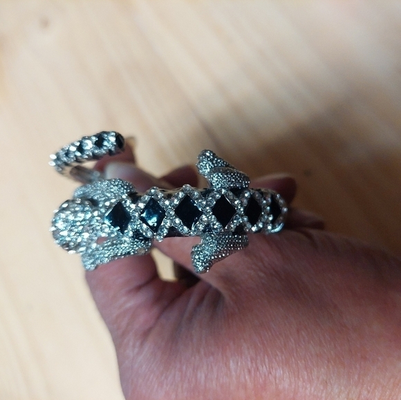 Vintage* Crystal and Black Enamel Leopard Wrap-around Bracelet - Picture 4 of 6